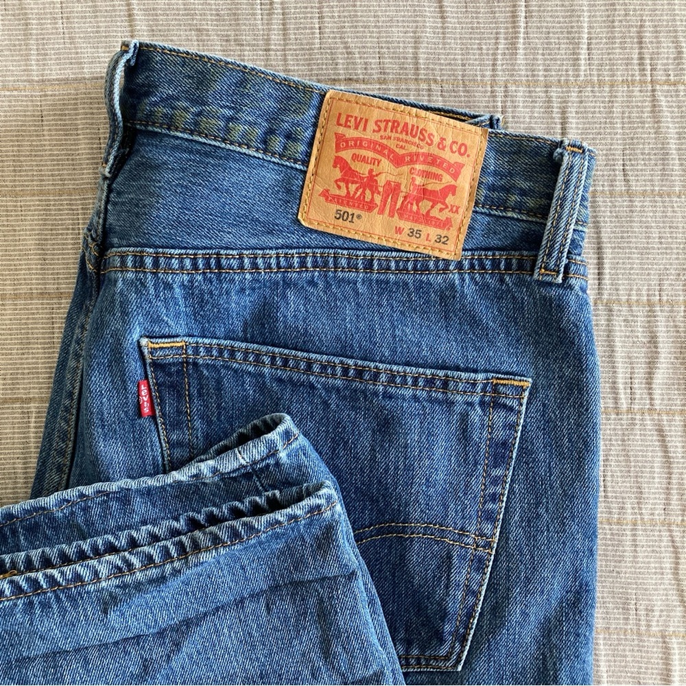 Levi 501 men’s 35x32 medium wash